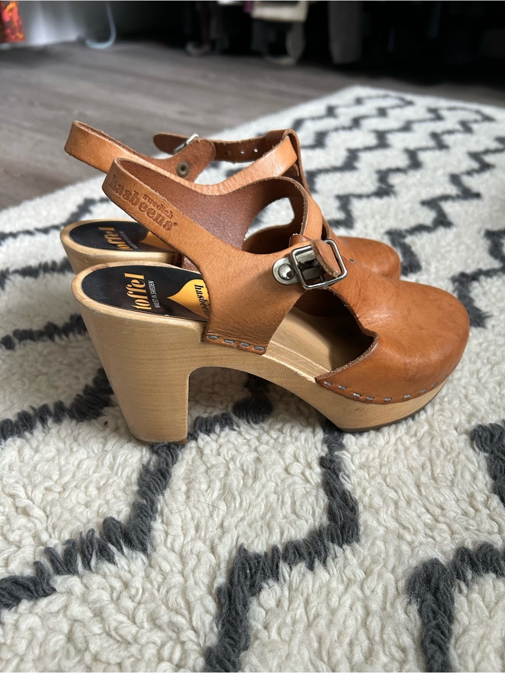Swedish Hasbeens Tan Leather Closed-Toe Slingback Clogs - Picture 4 of 7